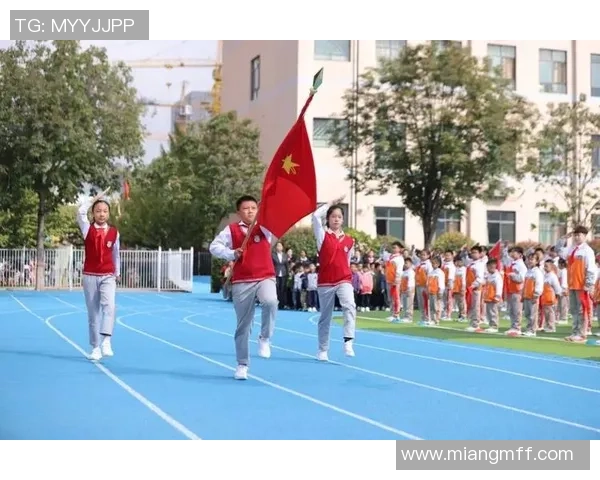 学生们齐声念出足球明星名字展现热爱与激情